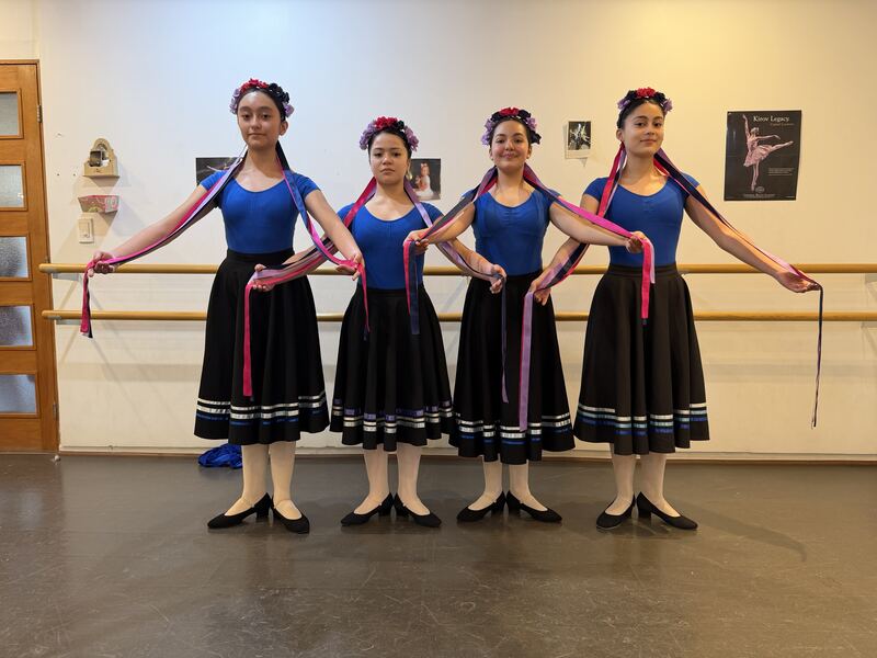 Grupo de alumnas de danza de carácter en la sala de clases