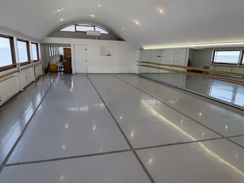 Sala de clases con barras, espejos y luz natural