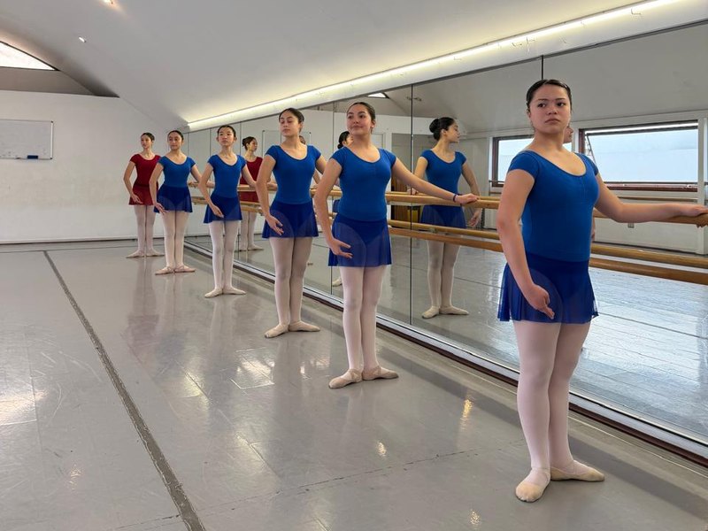 Clase de ballet en la sala grande, alumnas en la barra