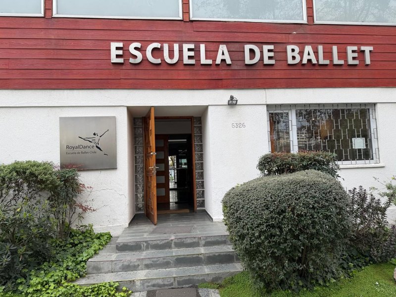 Frontis de la escuela RoyalDance-Chile en Ñuñoa, con el letrero &ldquo;Escuela de Ballet&rdquo;